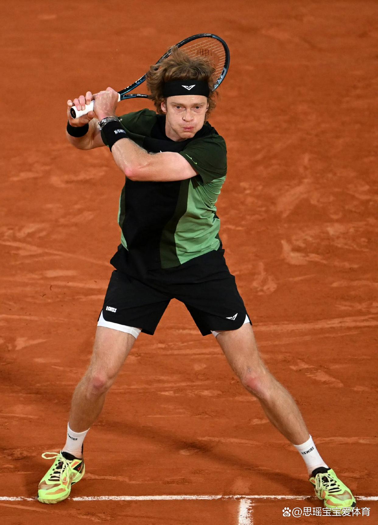 关于美国网球队险胜法国网球队，兹维列夫绝境逆转的信息