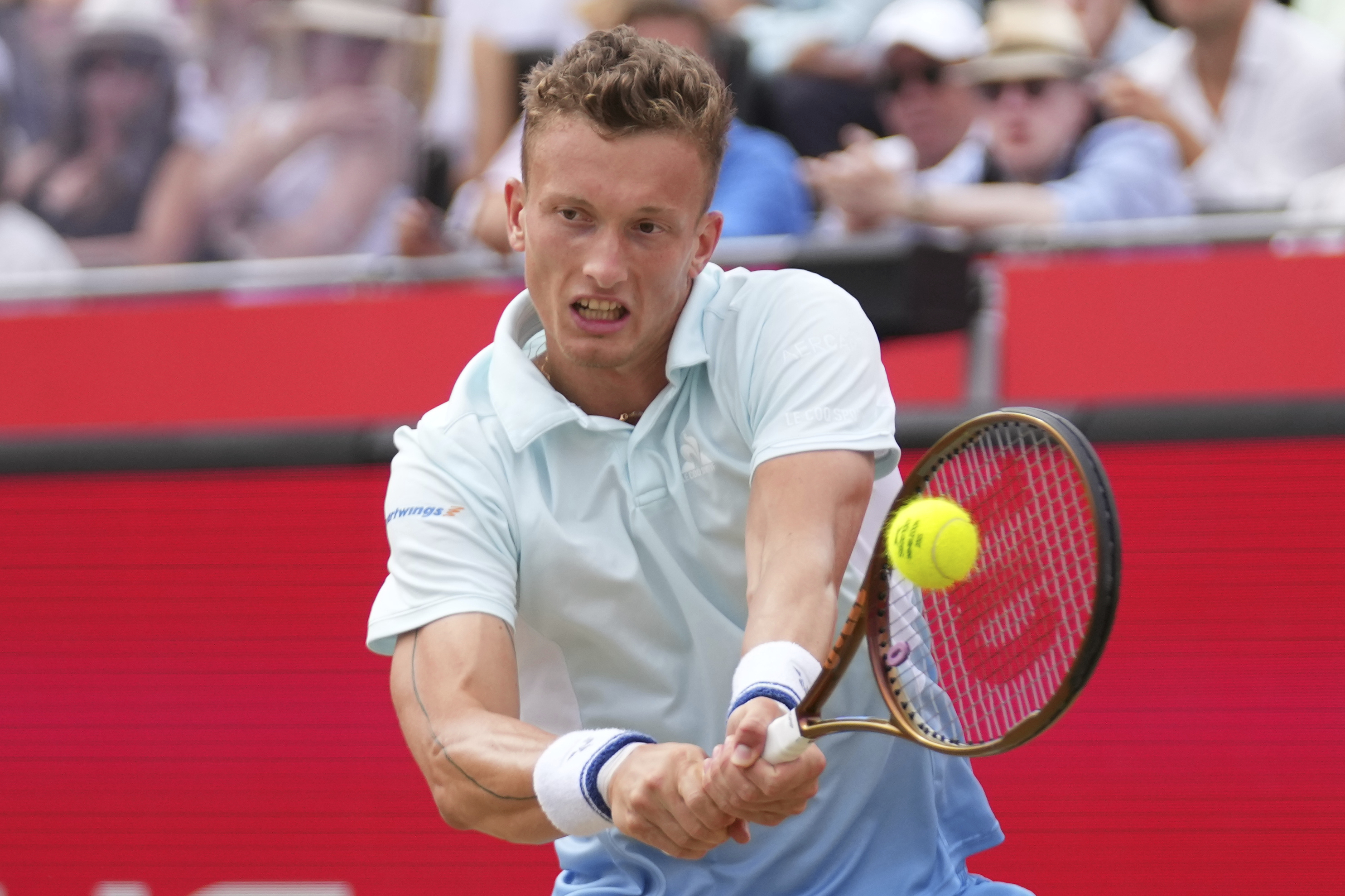 包含英国网球队鏖战美国网球队，阿尔卡拉斯统治全场的词条