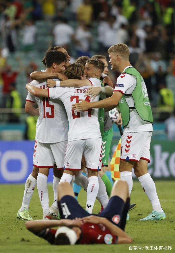 丹麦羽毛球队力克英格兰羽毛球队，马琳三分雨点燃全场