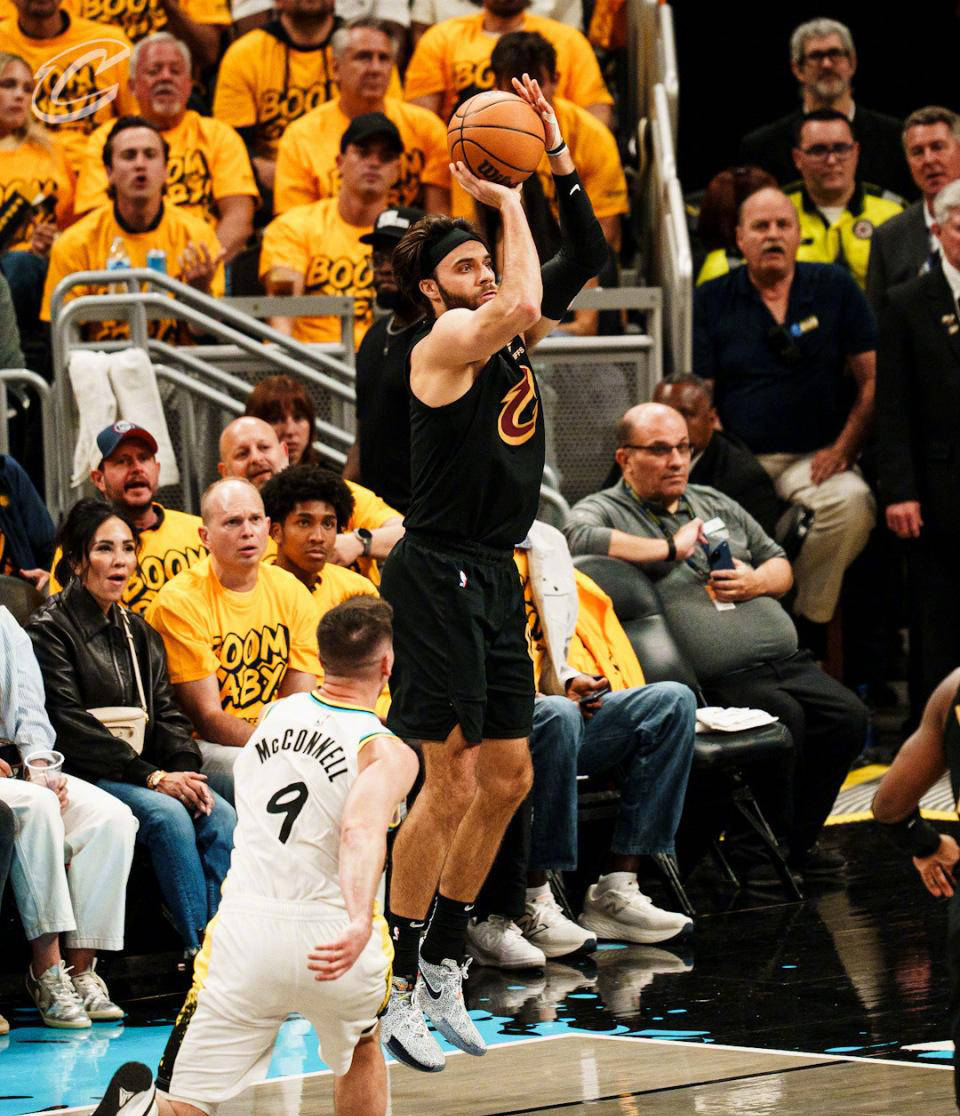 独行侠险胜德国男篮，萨姆·米切尔制霸全场