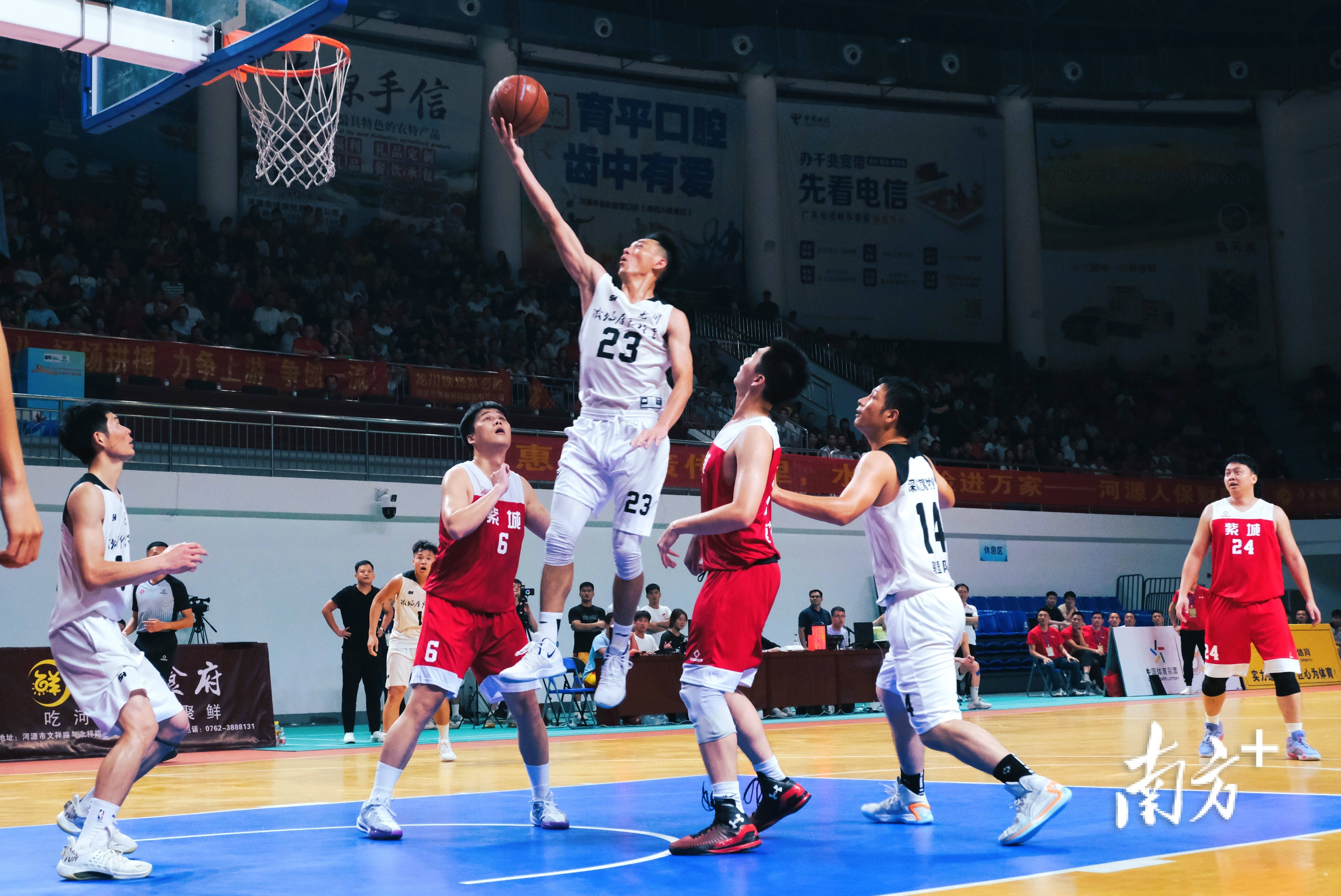 包含篮球比赛现场热闹非凡，队员们各显神通，精彩篮球赛事绝对过瘾的词条