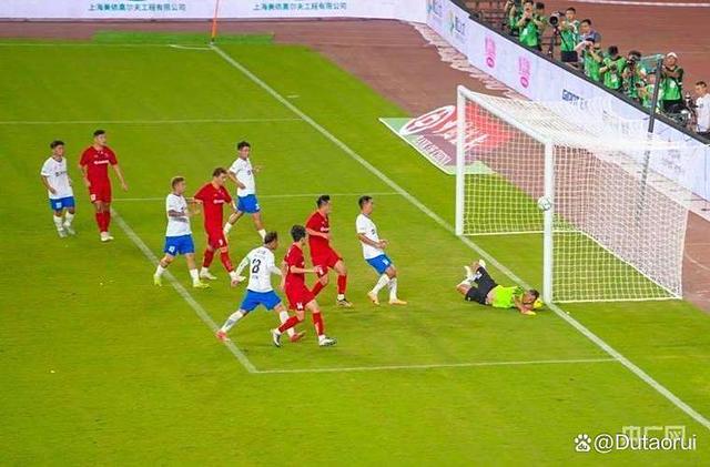 足球联赛中引人注目的严峻对决的简单介绍