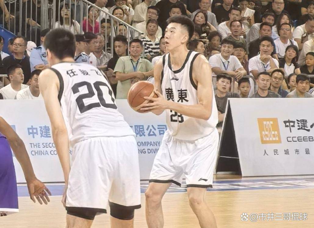 疾风骤雨，篮球大赛再启激战，球迷狂热欢呼