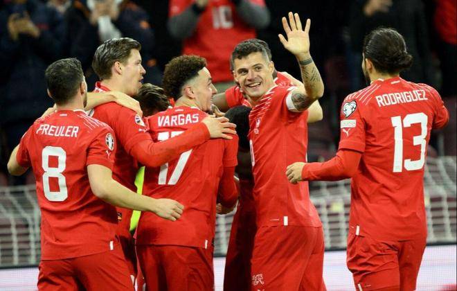 包含瑞典客场平局瑞士，欧洲杯资格艰难突围的词条