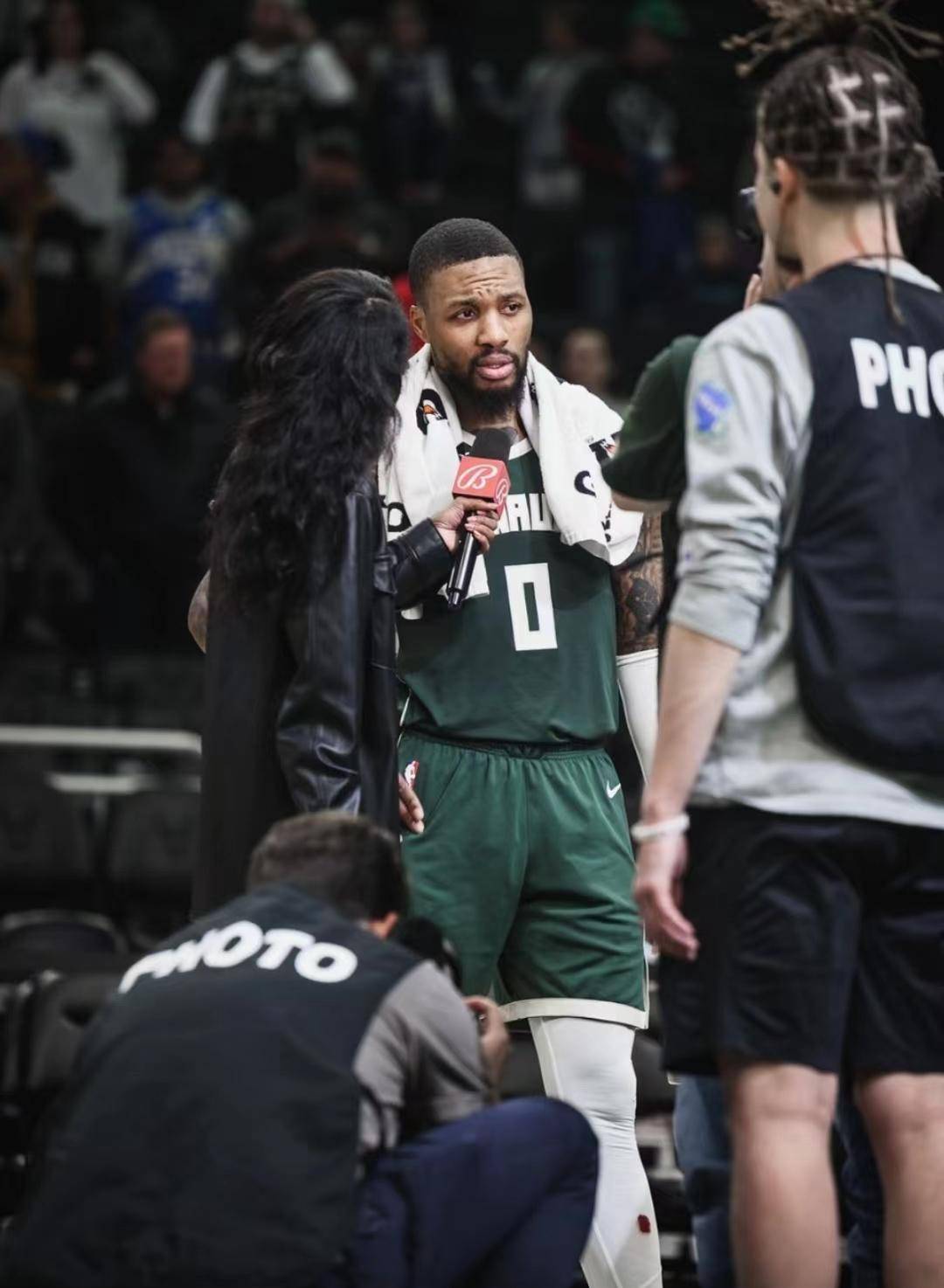 关于开拓者主场击败国王，利拉德全场分砍下高分的信息