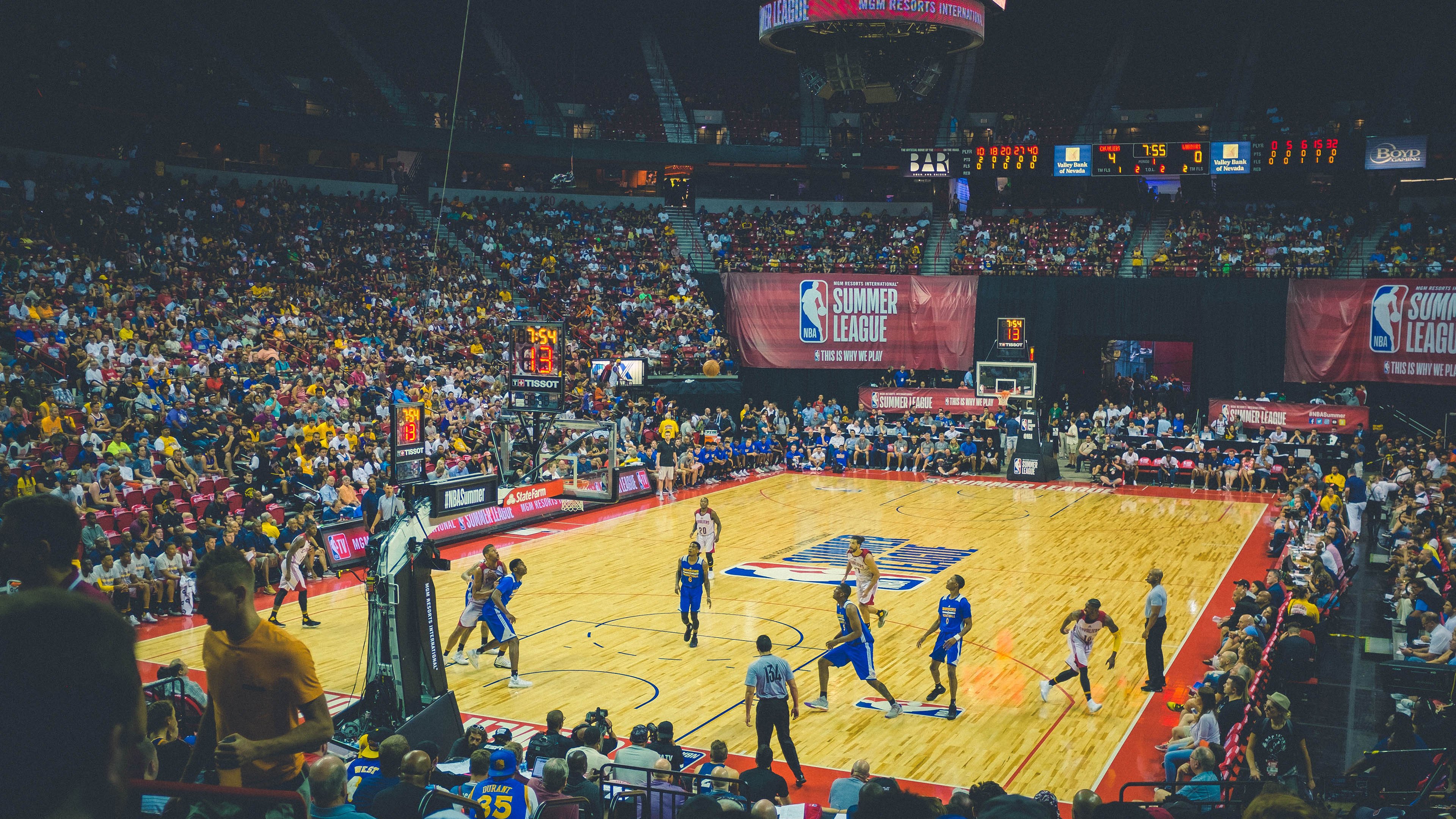 赛道上的火焰，诺里斯驾驶迈凯伦逆转法拉利